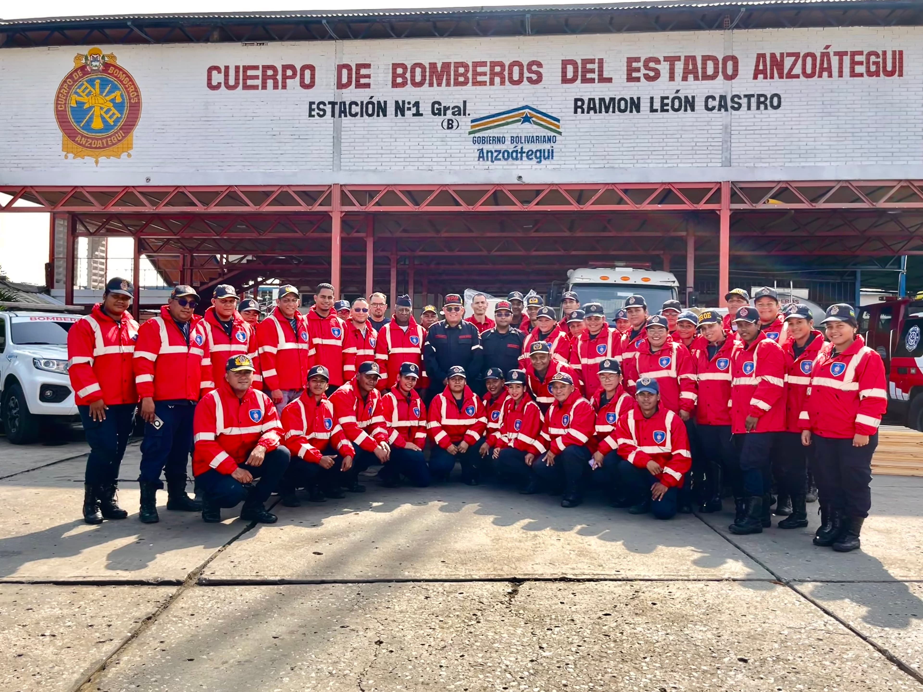 Equipos del Cuerpo de Bomberos en acción