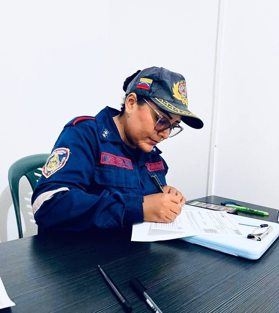 Funcionaria del Cuerpo de Bomberos procesando un trámite
